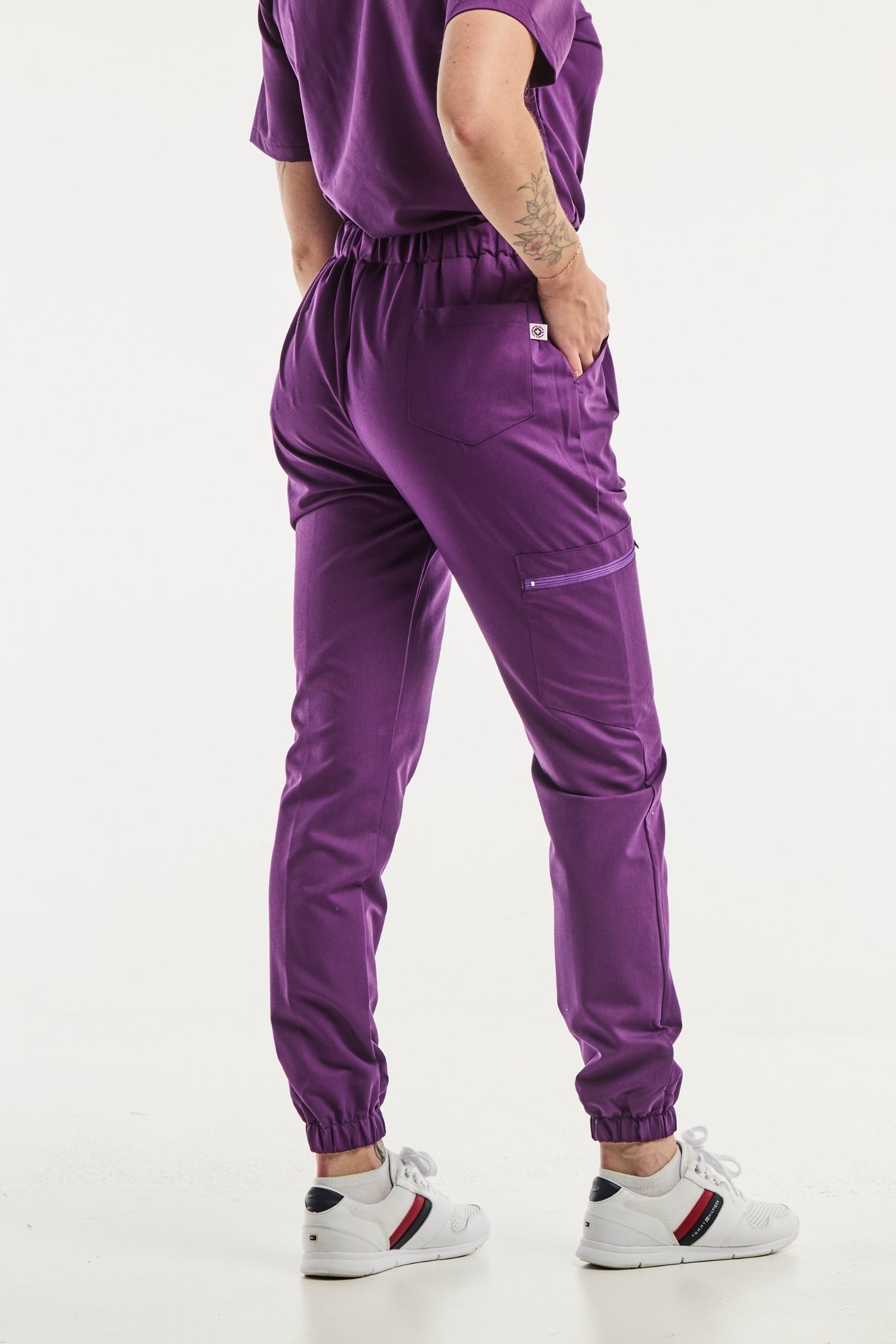 Pantalon violet Slimfit, uniforme médical avec trois poches, assorti à d’une blouse