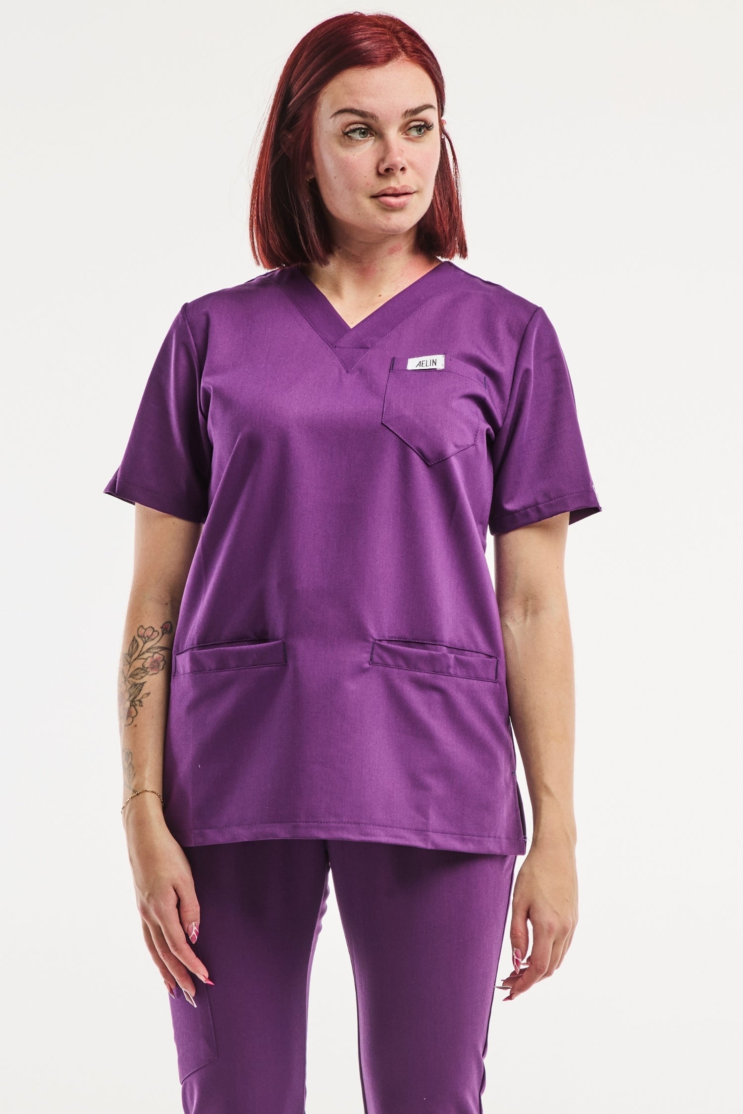 Uniforme médical Slimfit en violet avec trois poches d’une blouse confortable