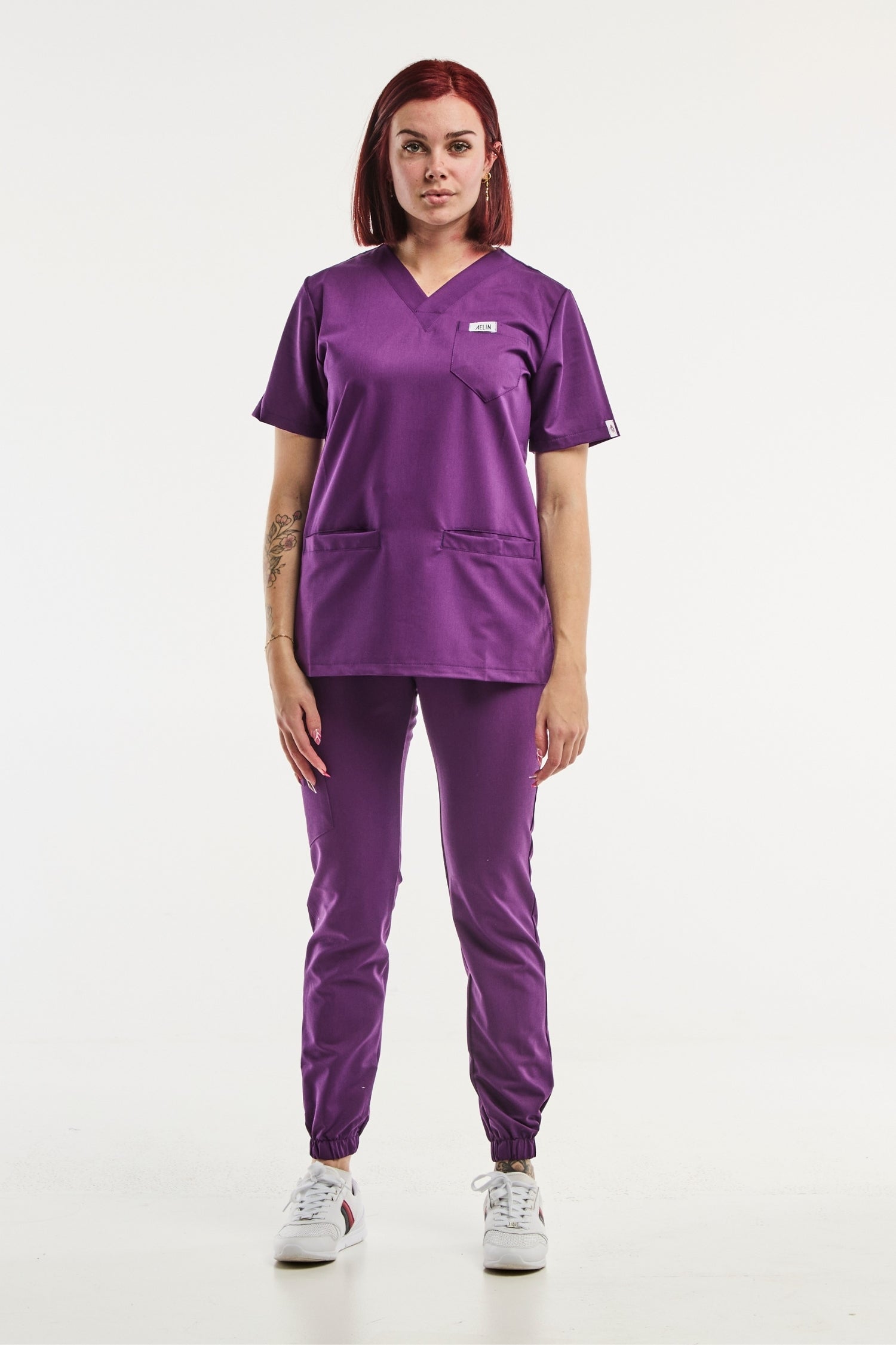 Uniforme médical Slimfit en violet avec trois poches et d’une blouse assortie