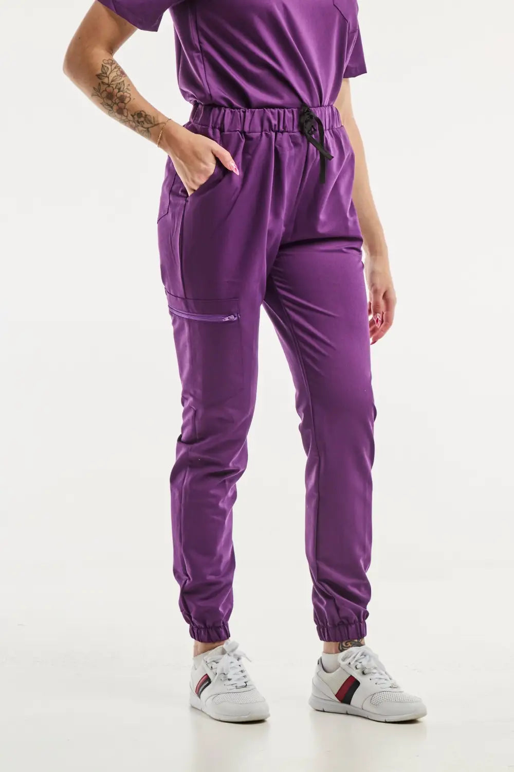 Pantalons de scrub violets Slimfit, parfaits pour un uniforme médical avec trois poches