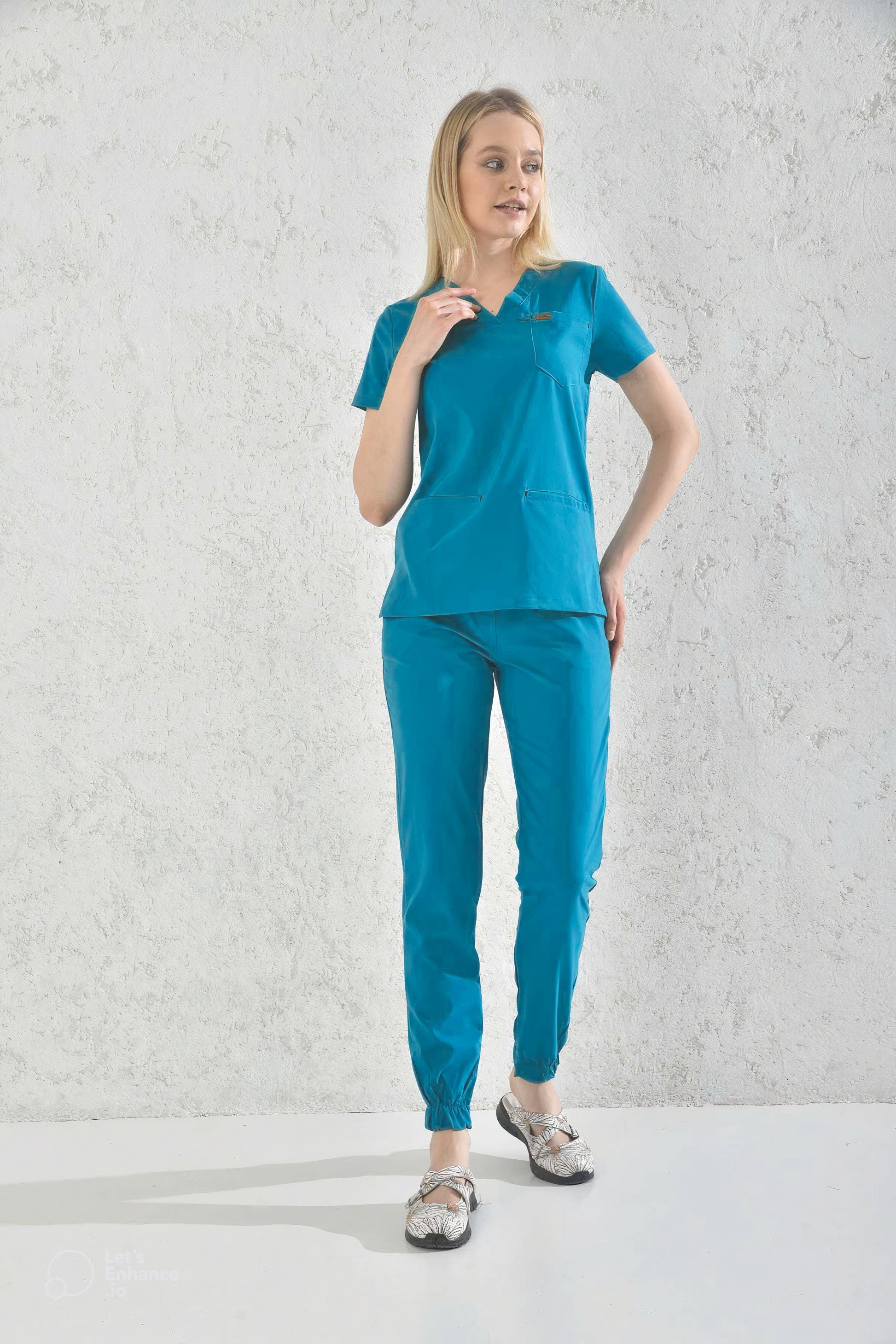 Femme en tunique médicale bleu cyan dans le produit Slimfit – tenues médicales élégantes