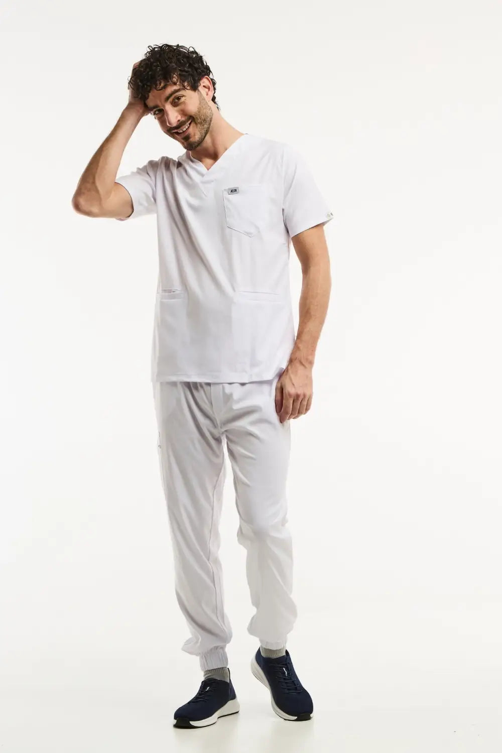 Tenue médicale blanche en uniforme médical avec chaussures foncées et style slimfit