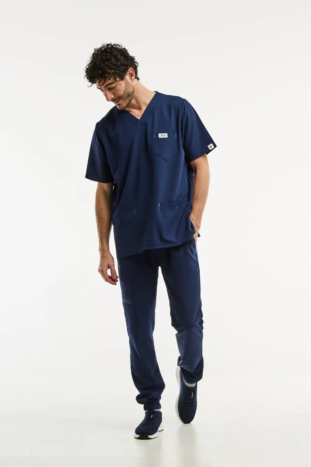 Tenue médicale homme bleu marine slimfit, uniforme médical composé d’une blouse