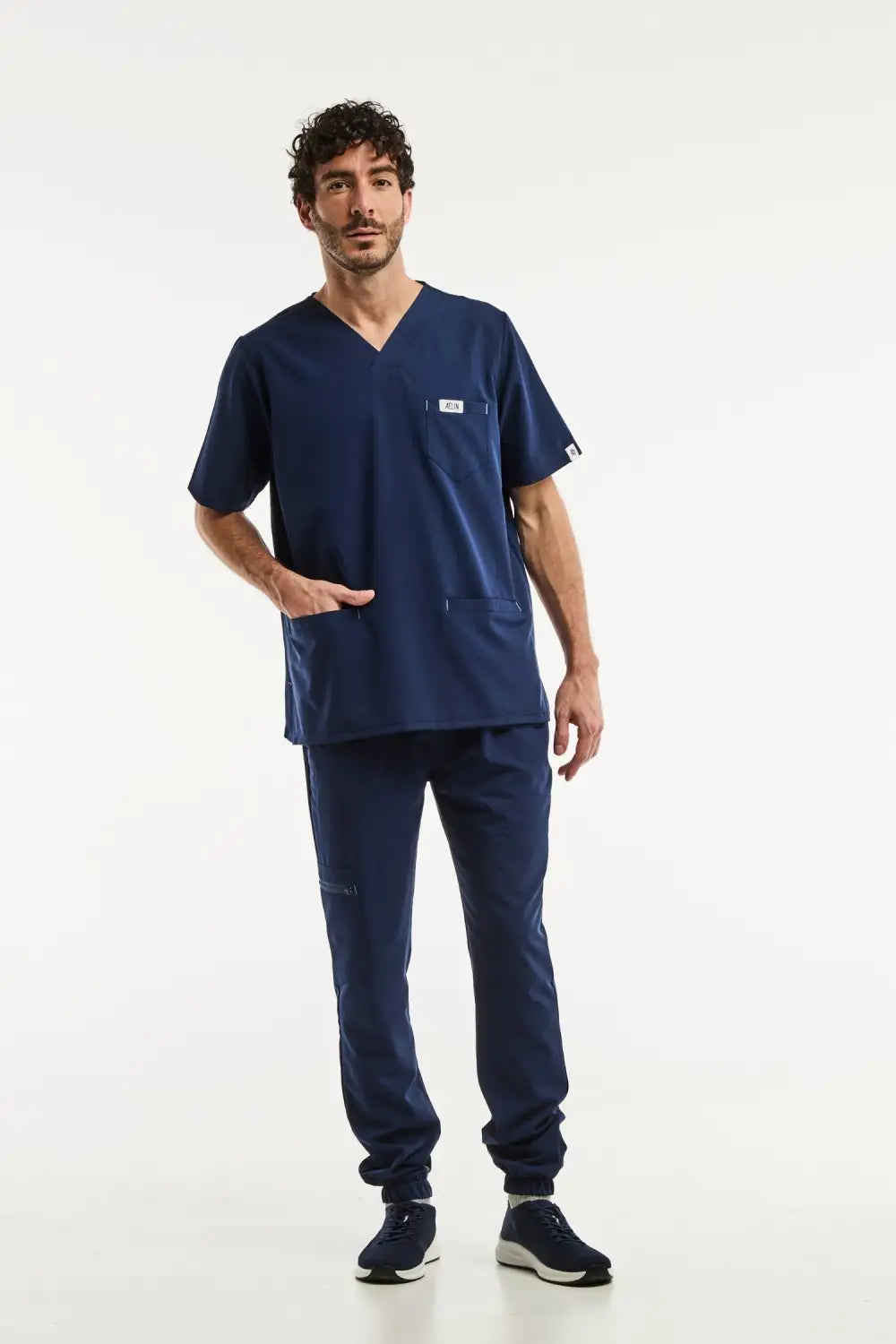 Uniforme médical bleu marine slimfit composé d’une blouse pour homme