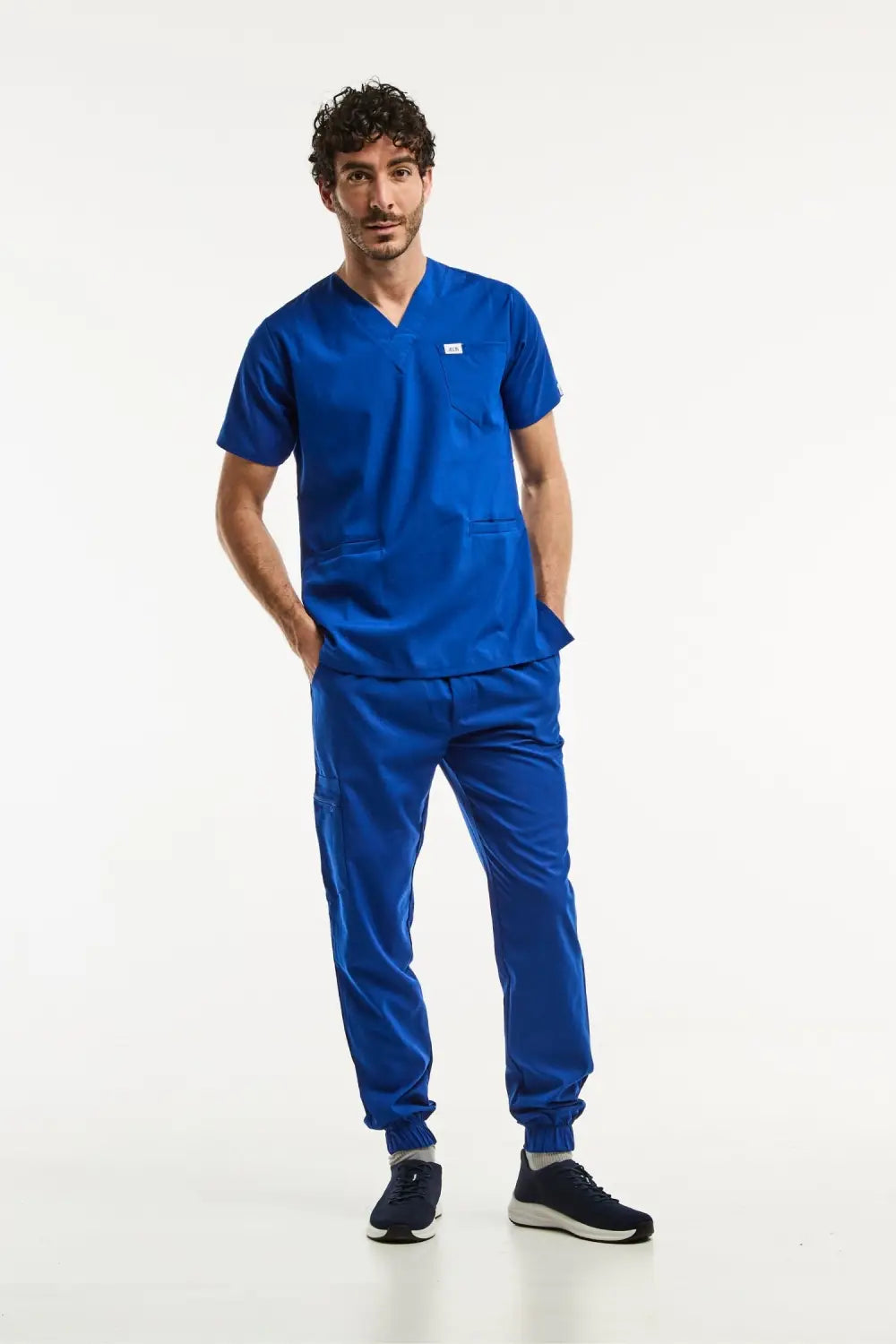 Homme en uniforme médical bleu royal slimfit dans des tenues modernes