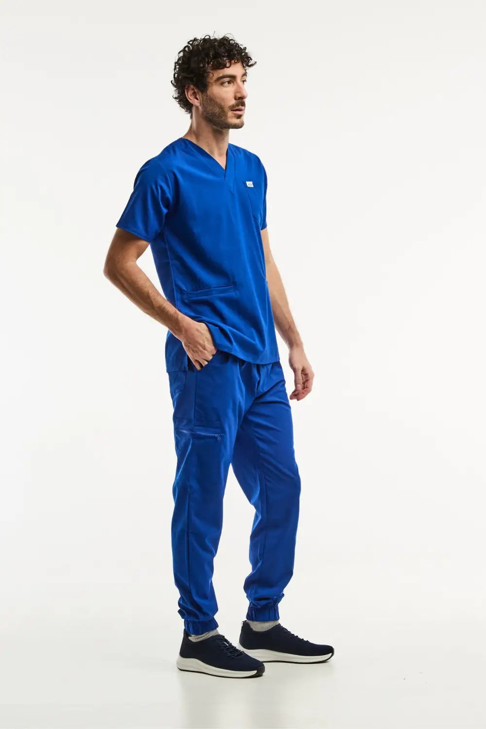 Tenue médicale Bleu royal, Slimfit - Homme en uniforme médical moderne et élégant