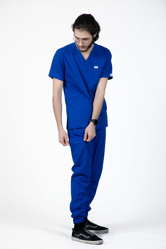 Un homme en uniforme médical: blouse et pantalon slimfit bleu royal, Tenue médicale