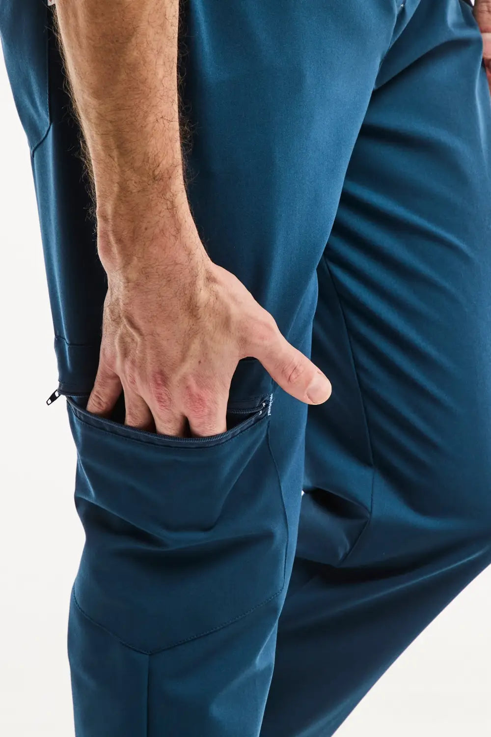 Pantalon de sport bleu avec poche zippée, idéal pour uniforme médical