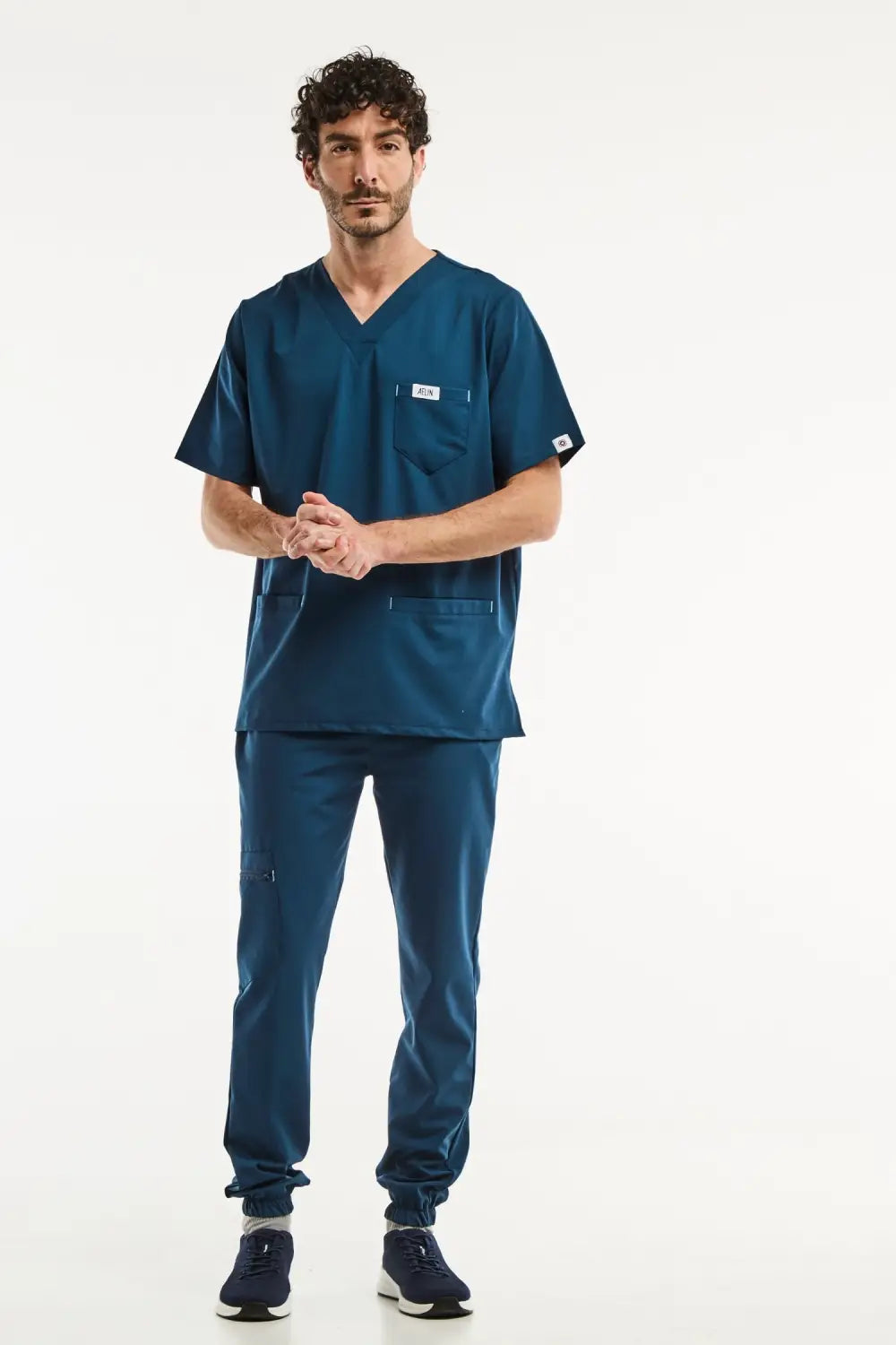Homme en uniforme médical teal, composé d’une blouse, présentation Slimfit