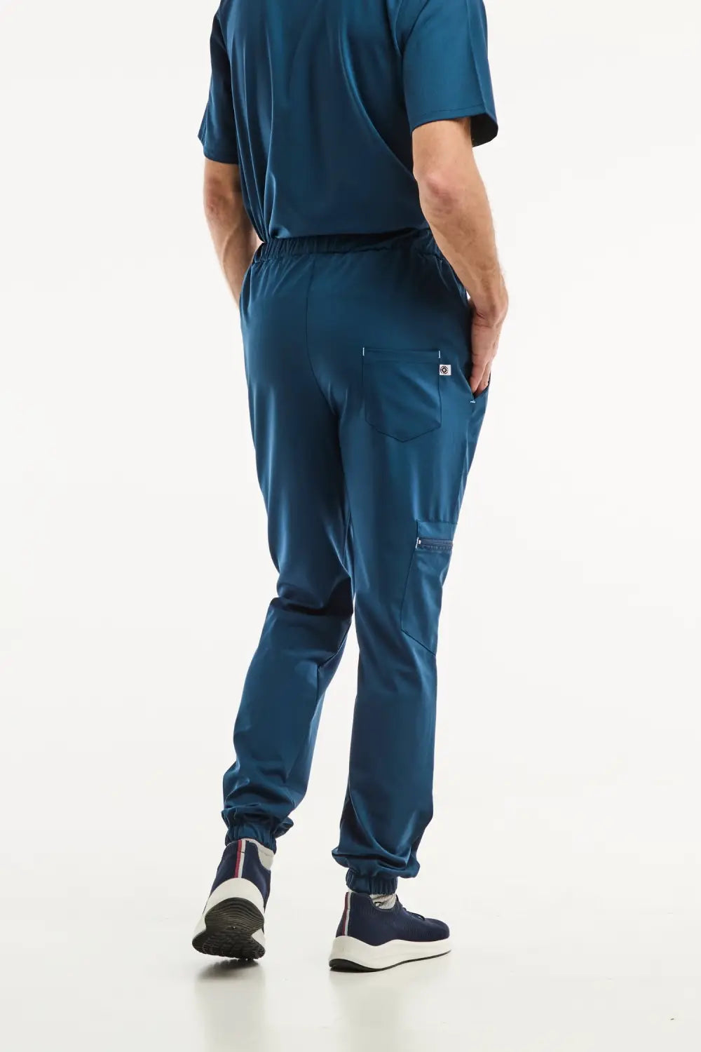 Pantalon bleu turquoise en Slimfit, partie d’un uniforme médical pour homme
