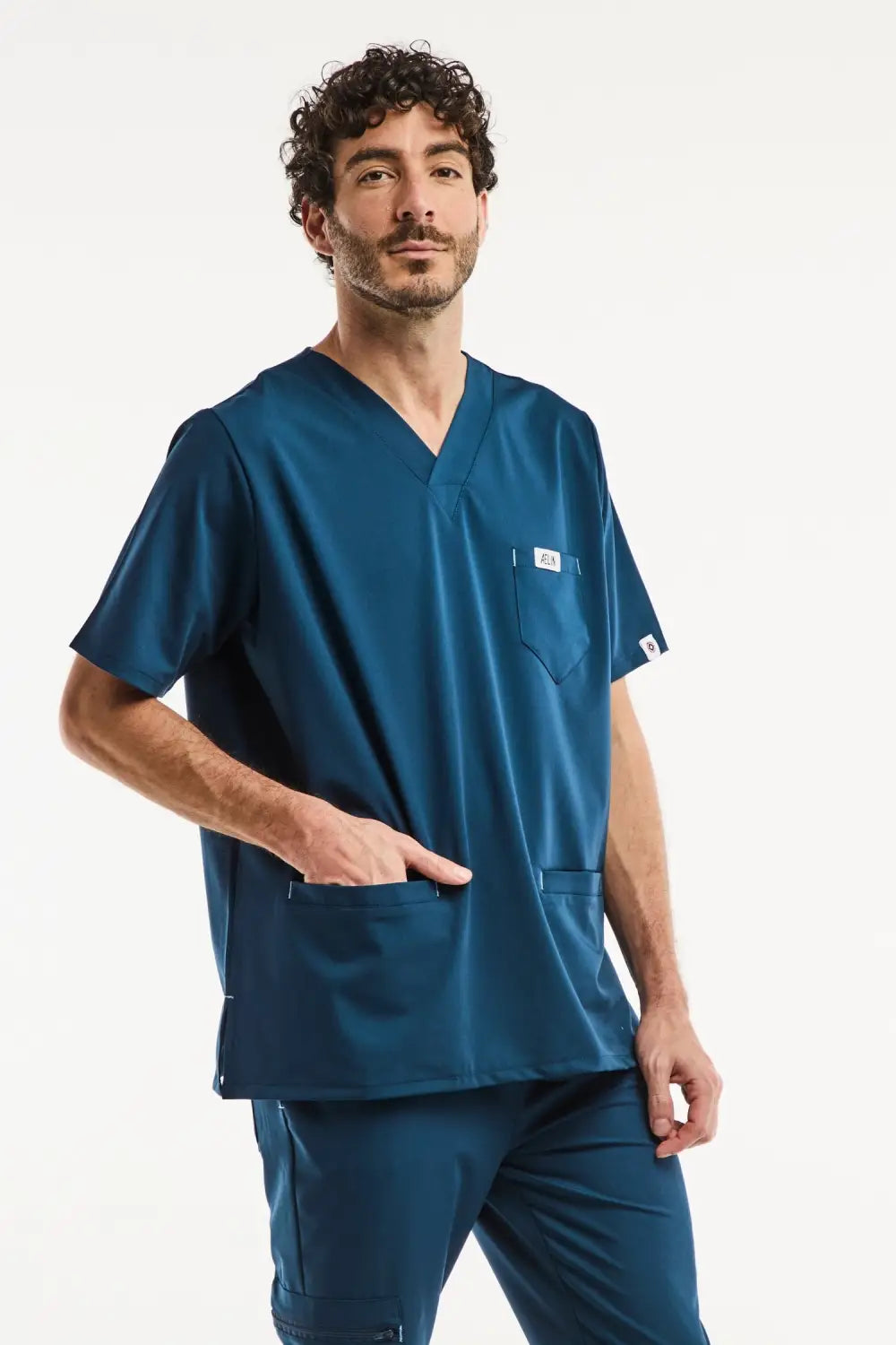Uniforme médical homme en bleu turquoise, slimfit, composé d’une blouse confortable
