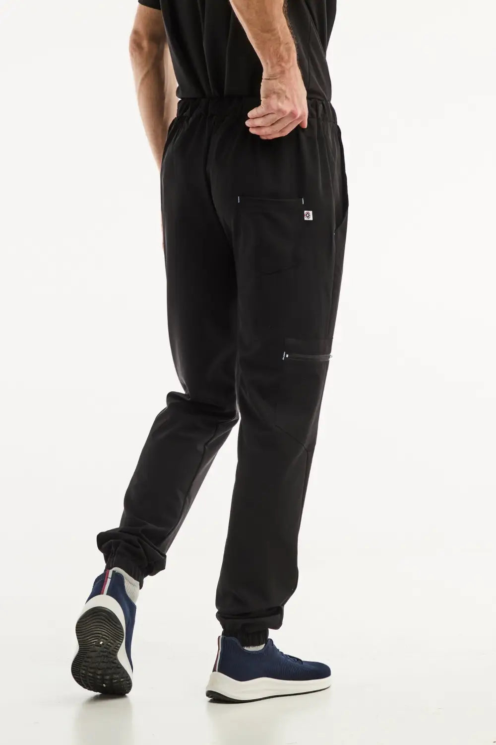 Pantalon de jogging noir pour homme, partie d’un uniforme médical composé d’une blouse