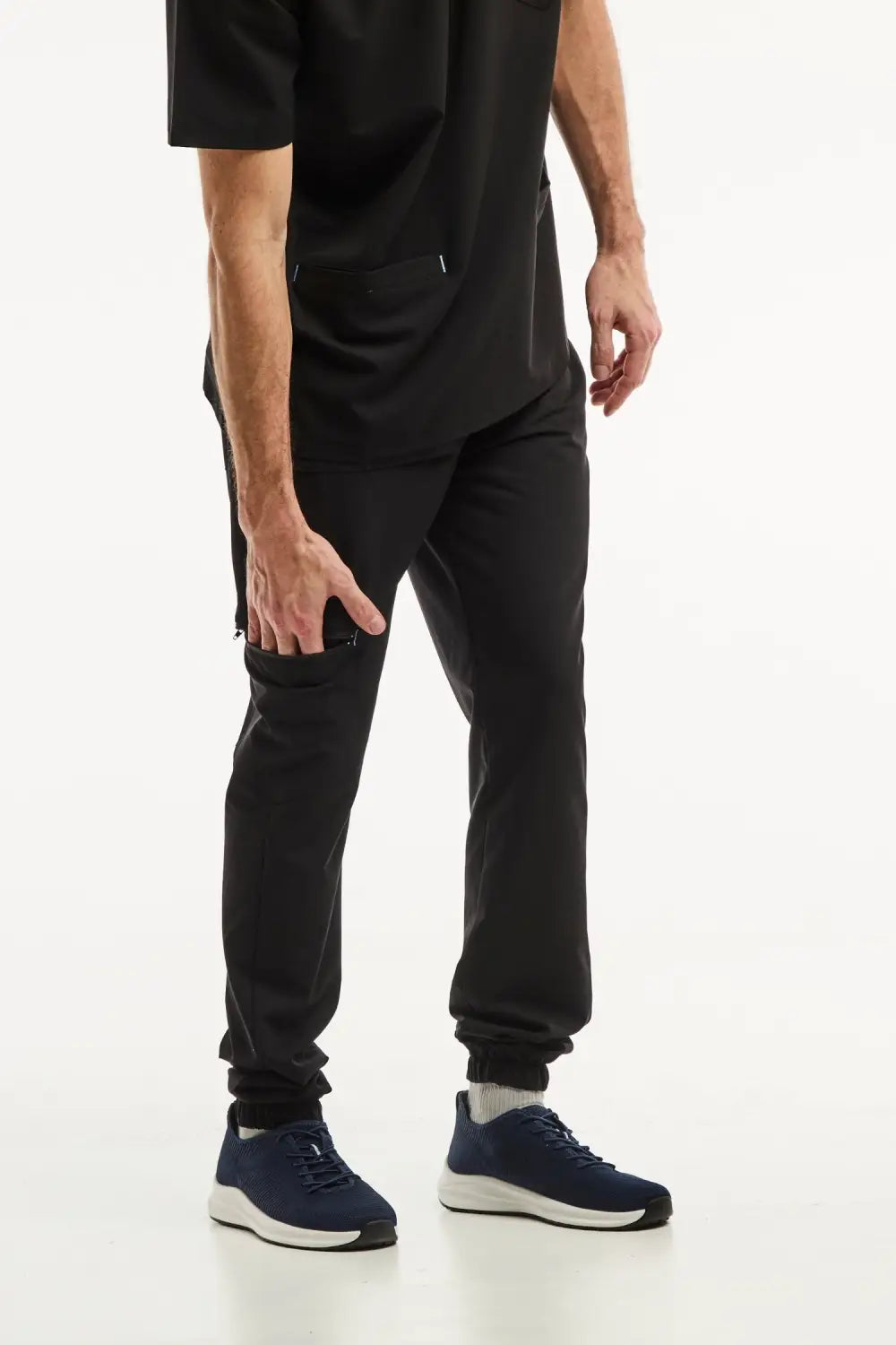 Pantalon noir slimfit pour uniforme médical, composé d’une blouse, pour homme