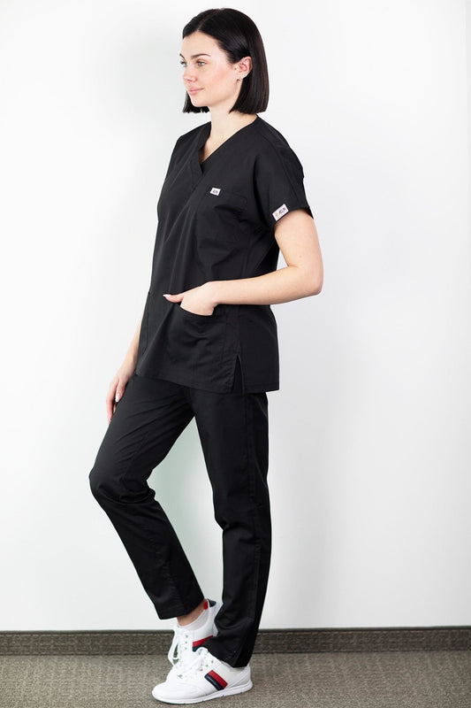 Femme en tunique médicale noire et baskets blanches, uniforme pour personnel de santé