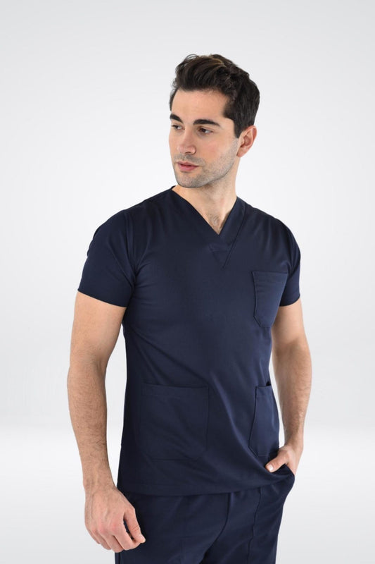Homme portant une tunique médicale bleu marine, tenues médicales confortables