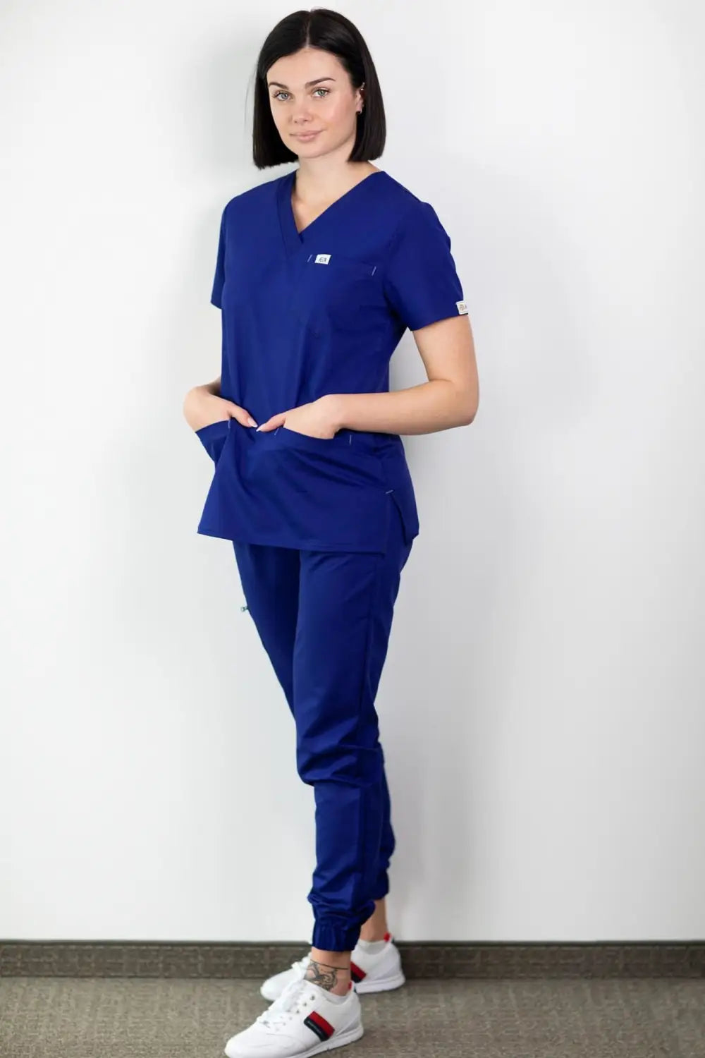 Femme en tunique médicale bleu royal Slim fit, tenues médicales modernes et confortables