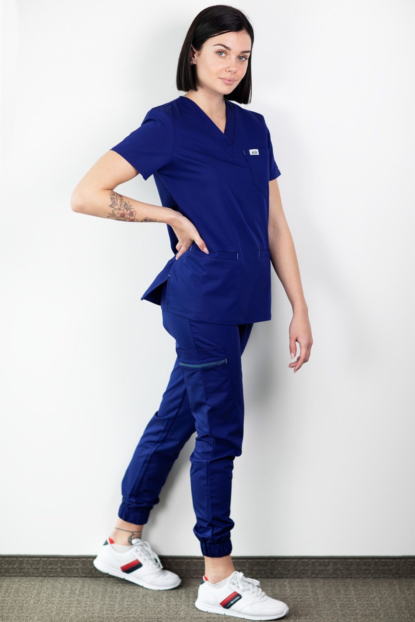 Femme en tunique médicale bleu royal Slim fit, tenues médicales pour professionnels