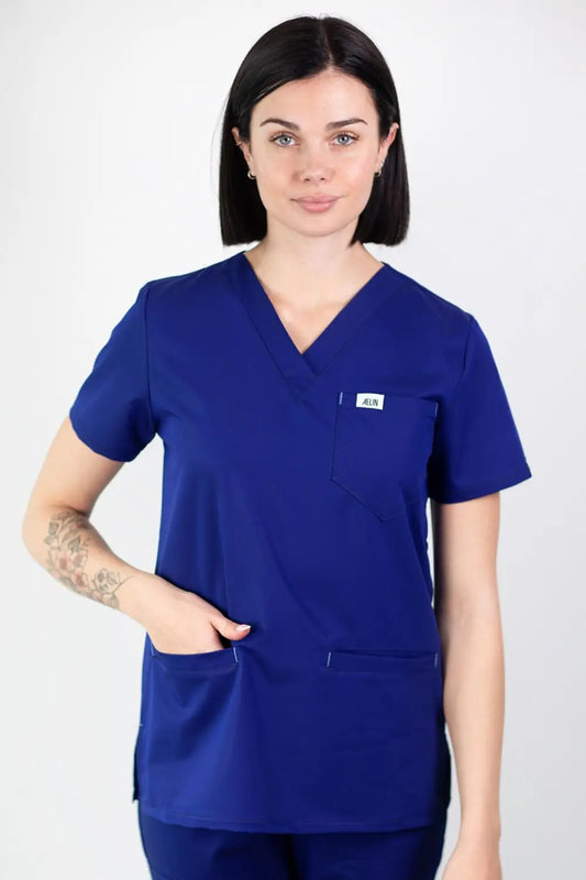 Femme portant tunique médicale bleu royal Slim fit; tenues médicales élégantes et confortables