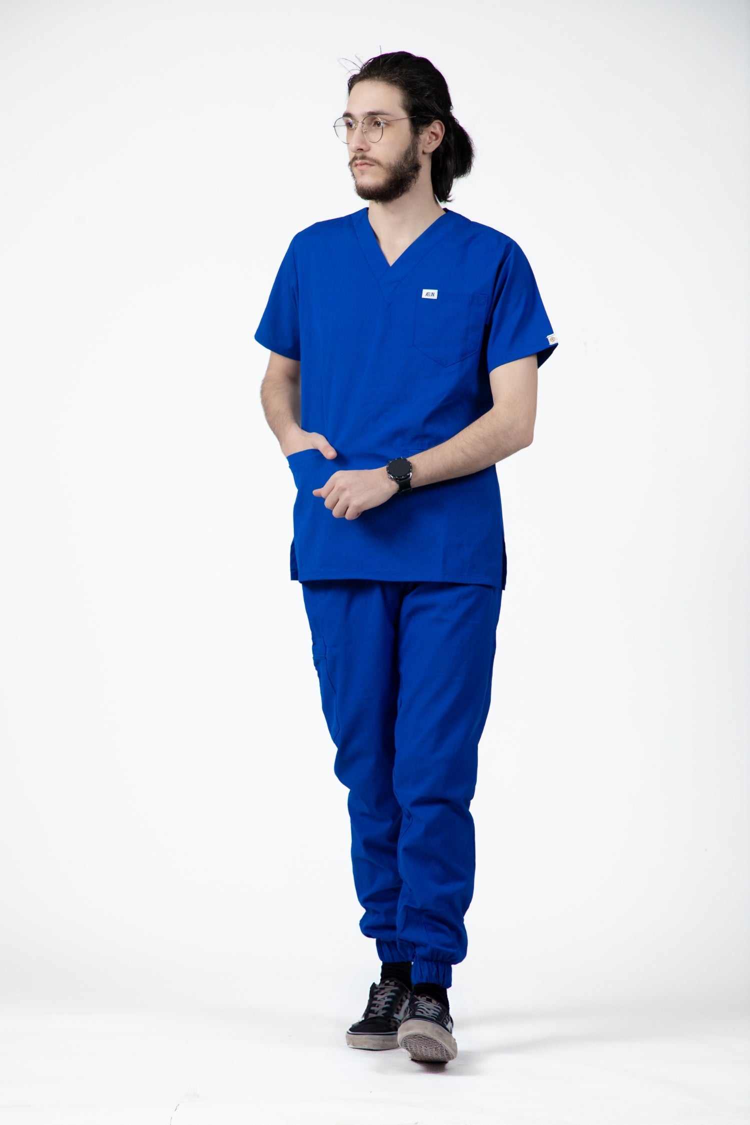 Homme en tunique médicale bleu royal slimfit portant des tenues médicales