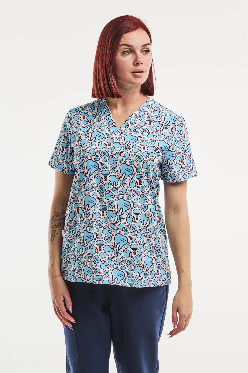 Femme en tuniques médicales imprimées avec pantalon bleu marine, Tunique Médicale Stretch 4 Voies