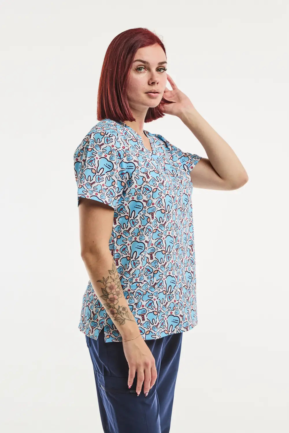 Femme portant une tunique médicale imprimée Happy Teeth, mode et confort