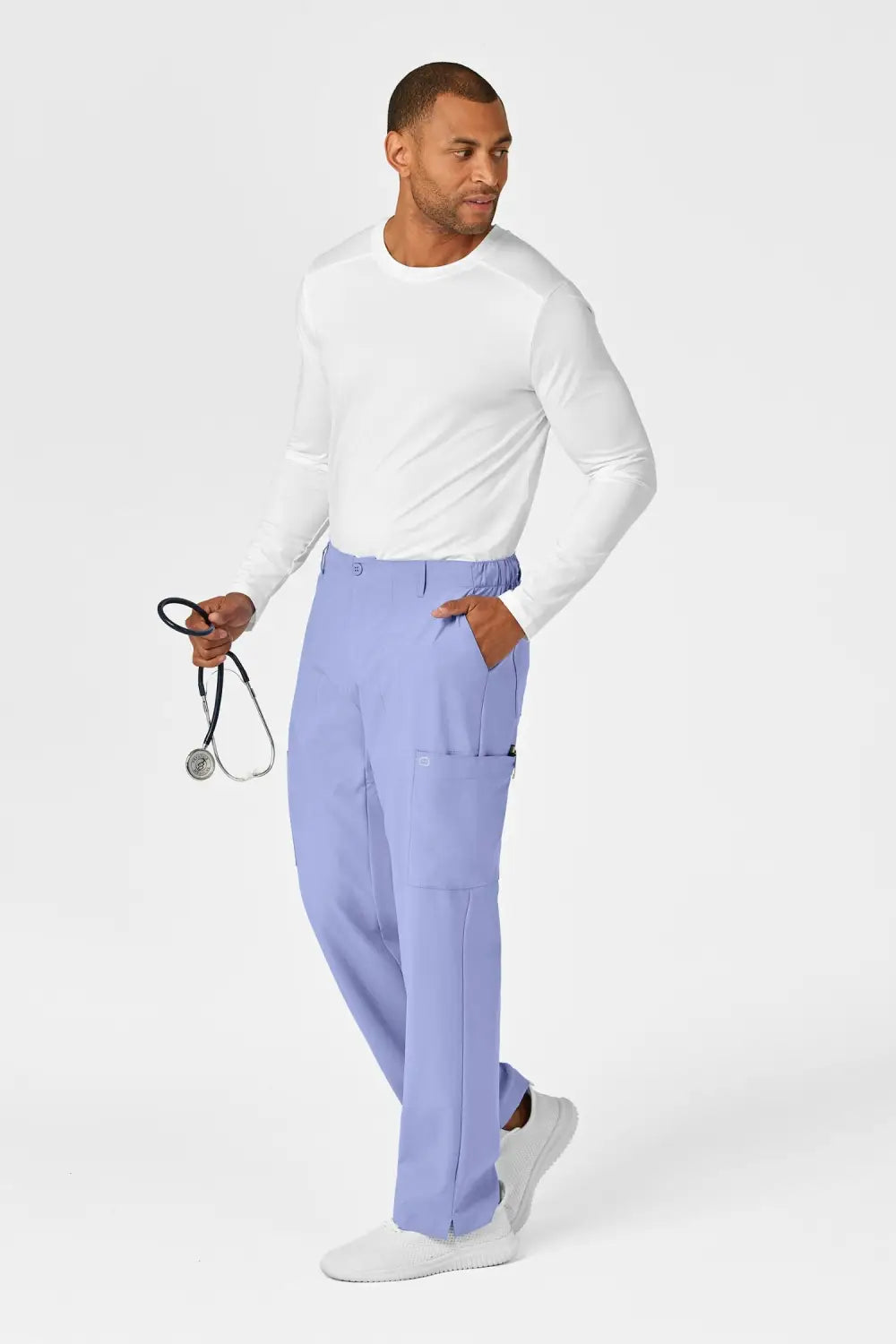 Homme en tenue médicale complète, chemise blanche et pantalon de scrub violet clair