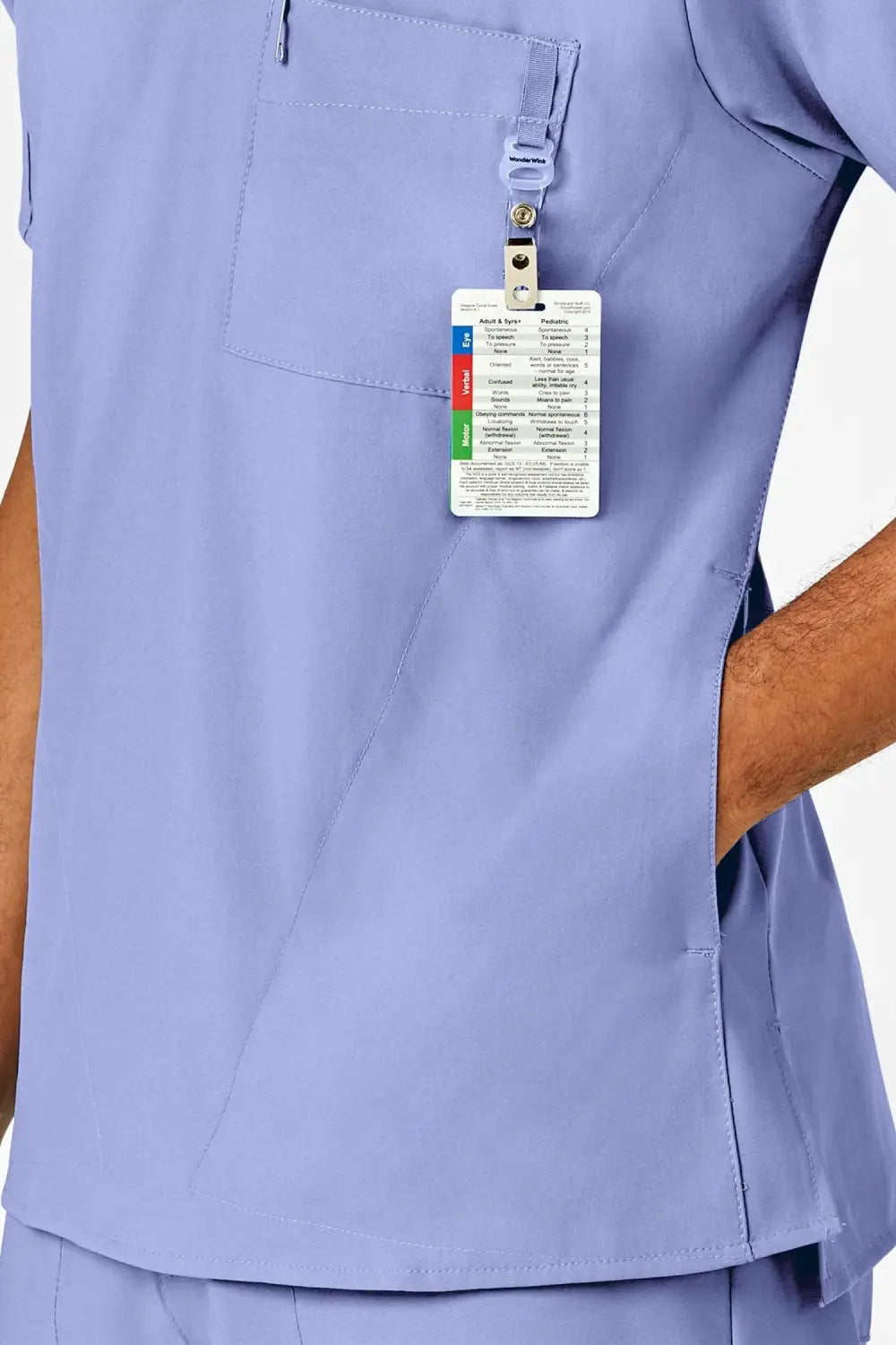 Badge d’identification sur une tenue médicale bleue ciel pour homme